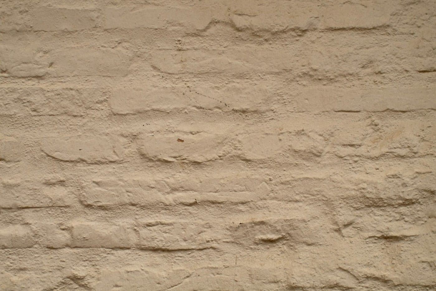 Horizontally banded, stone-like textured plaster surface in warm beige